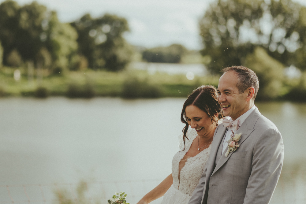 Brautpaar spaziert am Rhein entlang
