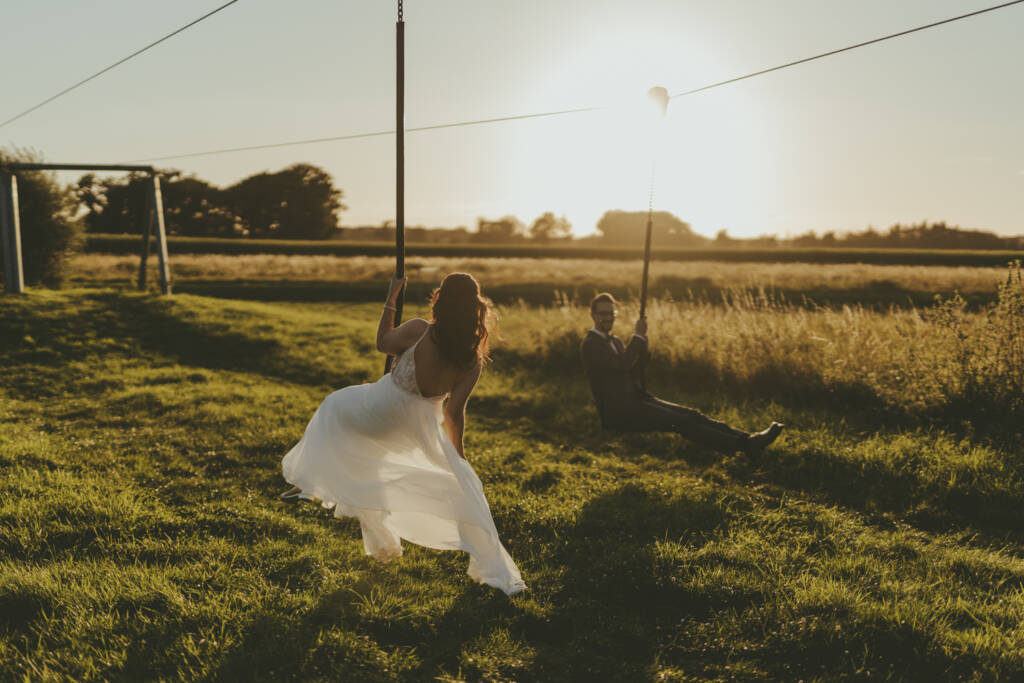 Brautpaar im Sonnenuntergang bei der Hochzeit am Averdunkshof in Neukirchen-Vluyn