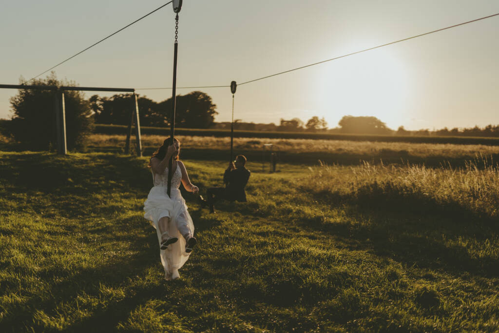 Brautpaar im Sonnenuntergang bei der Hochzeit am Averdunkshof in Neukirchen-Vluyn