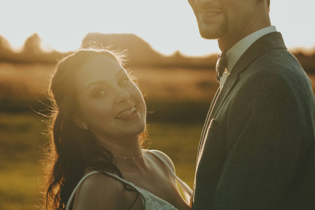 Brautpaar im Sonnenuntergang bei der Hochzeit am Averdunkshof in Neukirchen-Vluyn