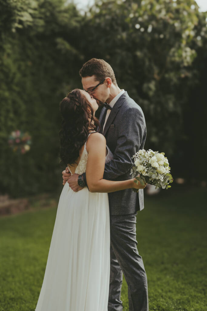 Brautpaar im Sonnenuntergang bei der Hochzeit am Averdunkshof in Neukirchen-Vluyn