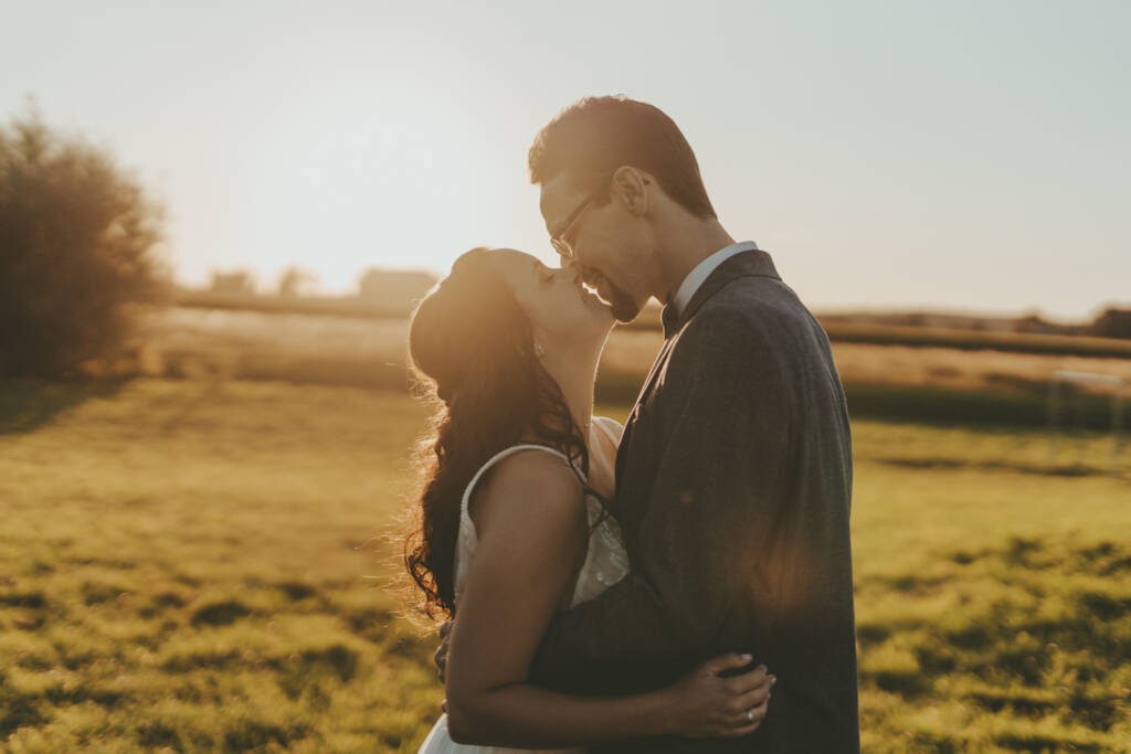 Brautpaar im Sonnenuntergang bei der Hochzeit am Averdunkshof in Neukirchen-Vluyn