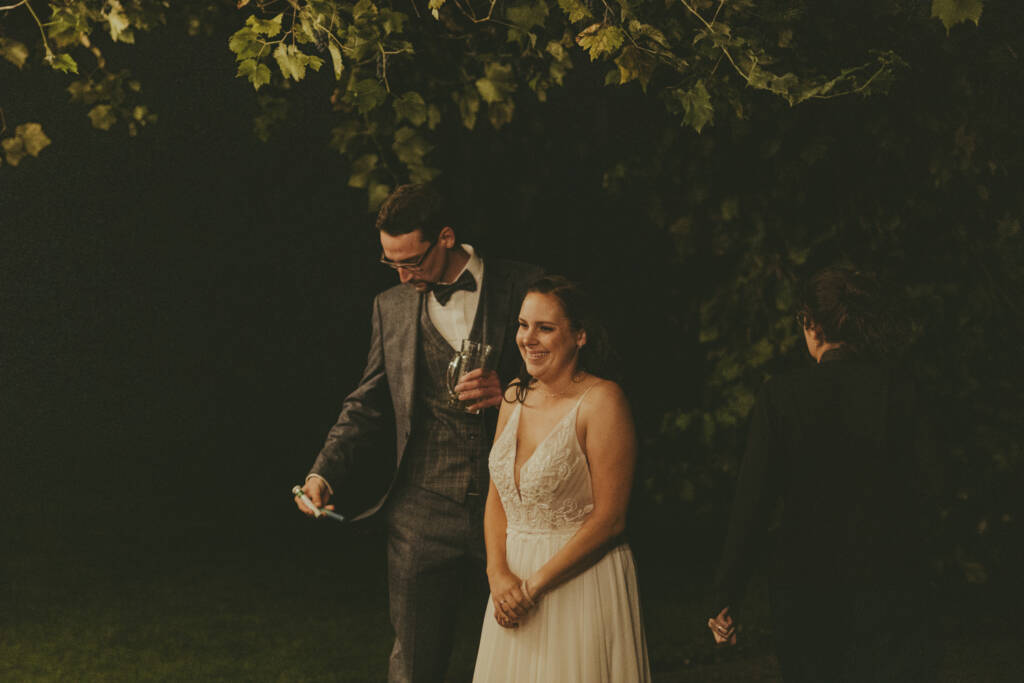 Brautpaar im Sonnenuntergang bei der Hochzeit am Averdunkshof in Neukirchen-Vluyn