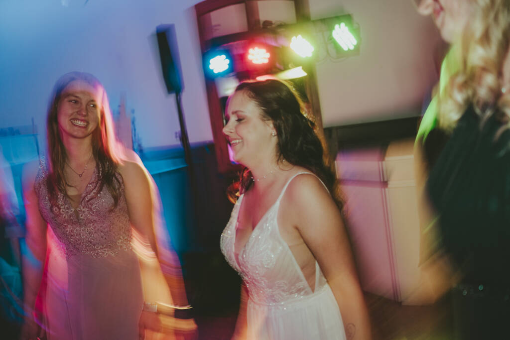 Brautpaar im Sonnenuntergang bei der Hochzeit am Averdunkshof in Neukirchen-Vluyn