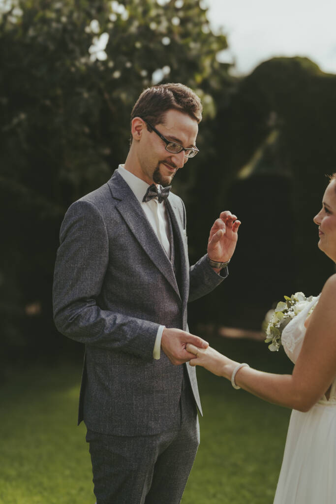 Brautpaar im Sonnenuntergang bei der Hochzeit am Averdunkshof in Neukirchen-Vluyn