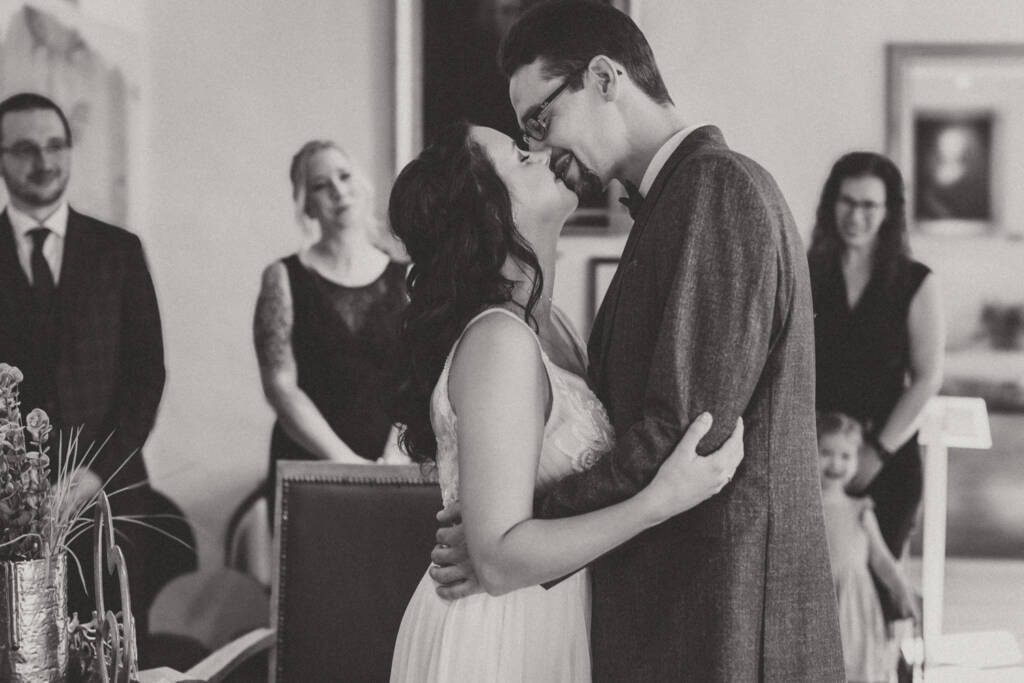 Brautpaar im Sonnenuntergang bei der Hochzeit am Averdunkshof in Neukirchen-Vluyn