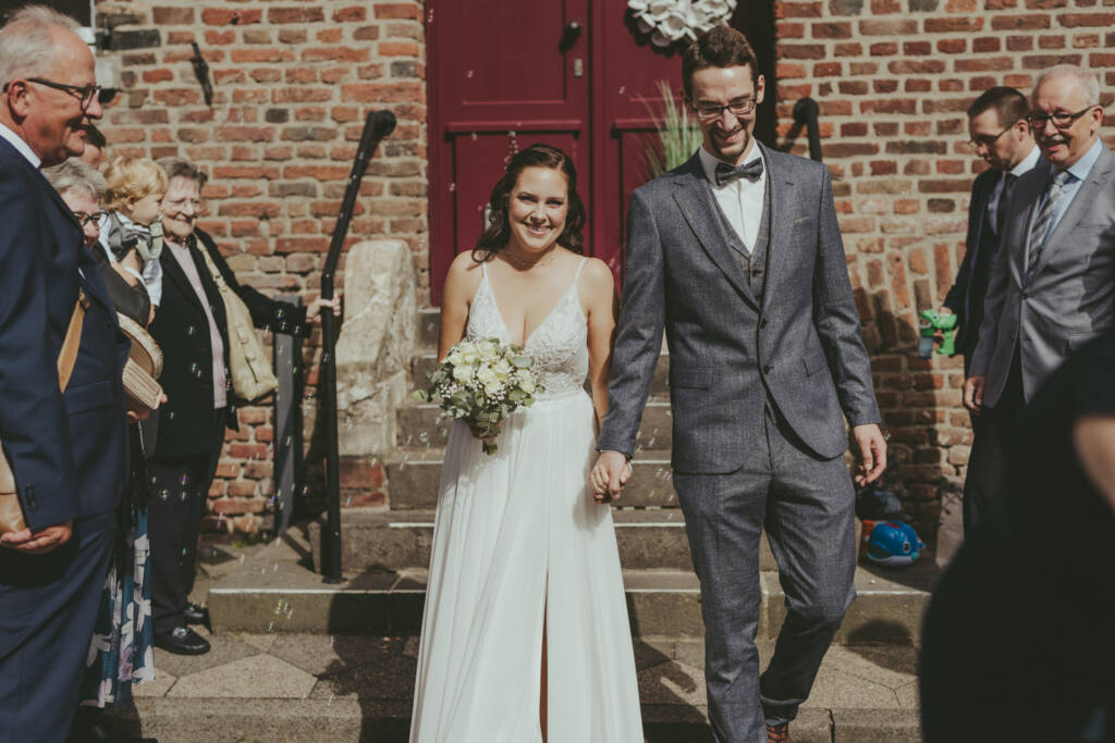 Brautpaar im Sonnenuntergang bei der Hochzeit am Averdunkshof in Neukirchen-Vluyn