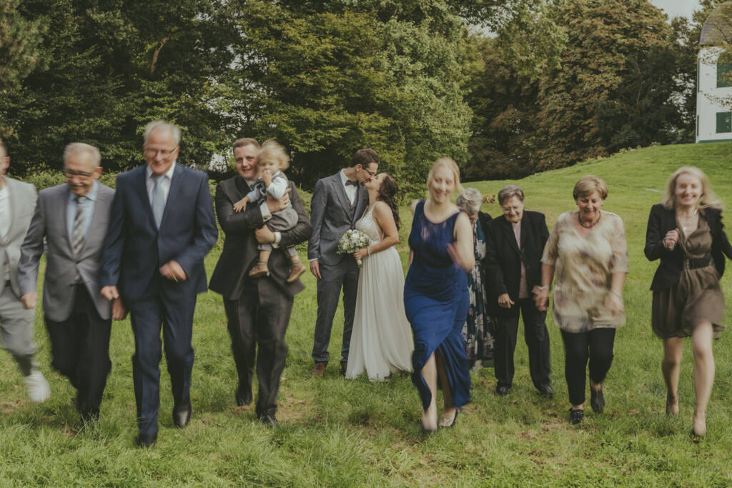 Brautpaar im Sonnenuntergang bei der Hochzeit am Averdunkshof in Neukirchen-Vluyn
