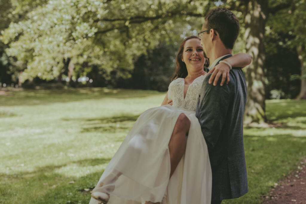Brautpaar im Sonnenuntergang bei der Hochzeit am Averdunkshof in Neukirchen-Vluyn