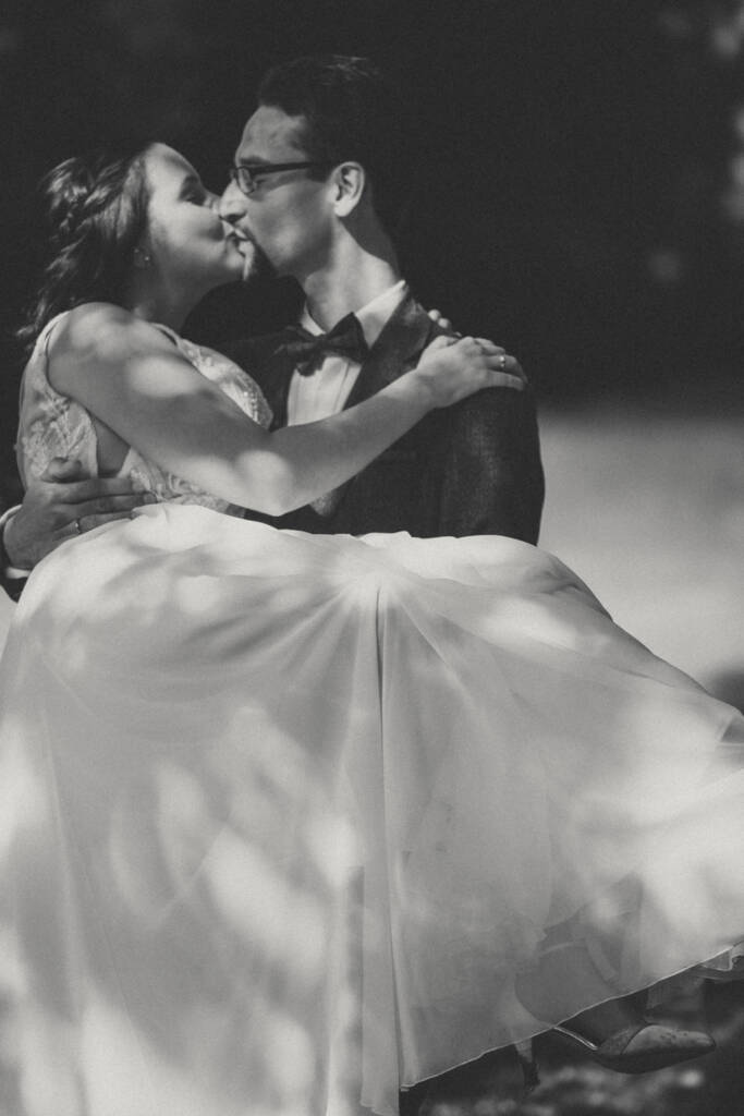 Brautpaar im Sonnenuntergang bei der Hochzeit am Averdunkshof in Neukirchen-Vluyn