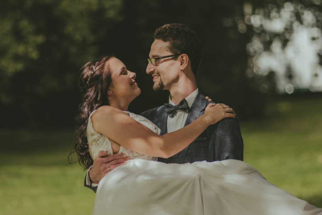 Brautpaar im Sonnenuntergang bei der Hochzeit am Averdunkshof in Neukirchen-Vluyn