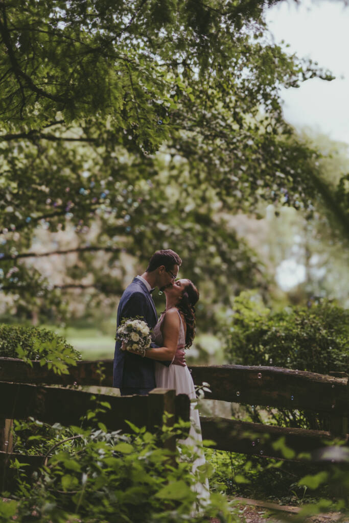 Brautpaar im Sonnenuntergang bei der Hochzeit am Averdunkshof in Neukirchen-Vluyn