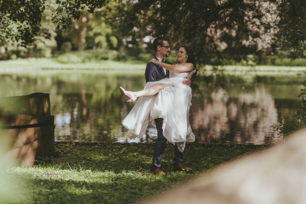 Brautpaar im Sonnenuntergang bei der Hochzeit am Averdunkshof in Neukirchen-Vluyn