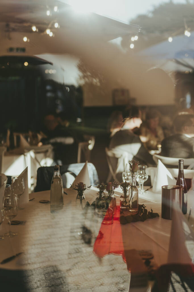 Brautpaar im Sonnenuntergang bei der Hochzeit am Averdunkshof in Neukirchen-Vluyn