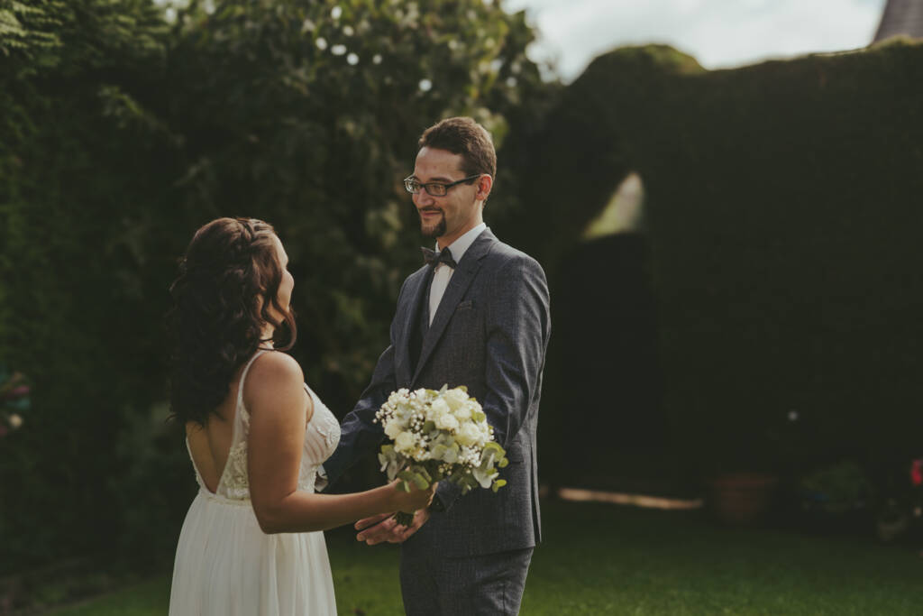 Brautpaar im Sonnenuntergang bei der Hochzeit am Averdunkshof in Neukirchen-Vluyn