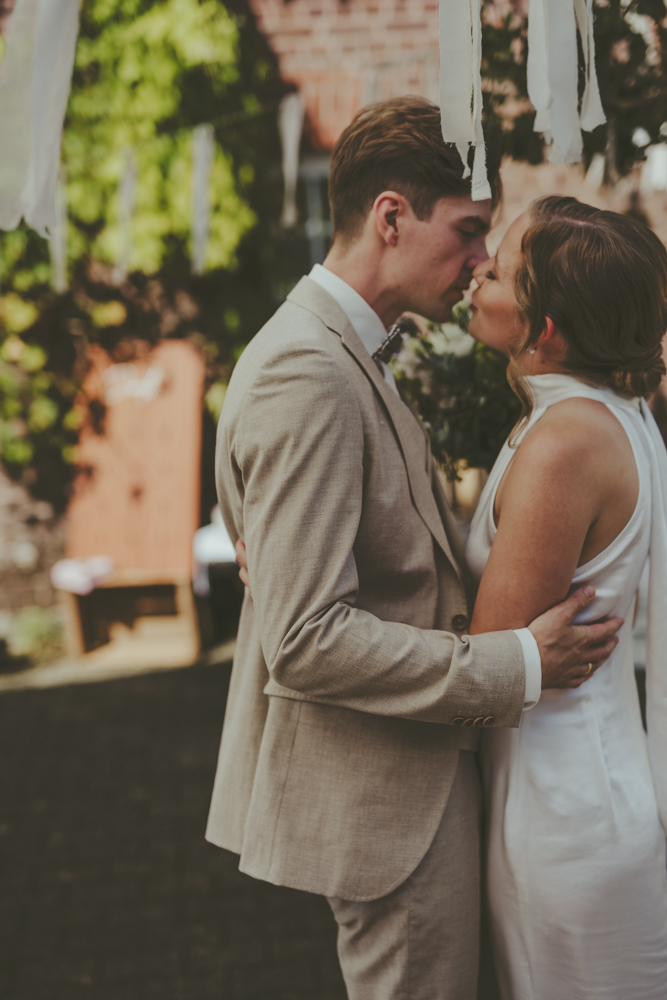 First Look des Brautpaares im geschmückten Innenhof - Hochzeitsfotograf Krefeld