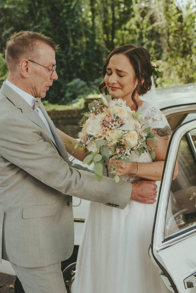 Emotionaler First Look zwischen Braut und Brautvater vor der Trauung - Hochzeitsfotograf Krefeld