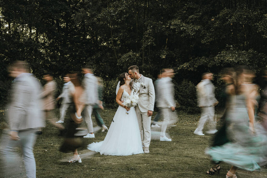 Gruppenbild nach freier Trauung im Grünen - Hochzeitsfotograf Krefeld
