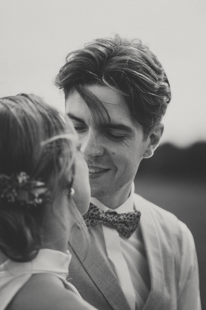 Bräutigam lächelt seine Braut an - Hochzeitsfotograf Krefeld