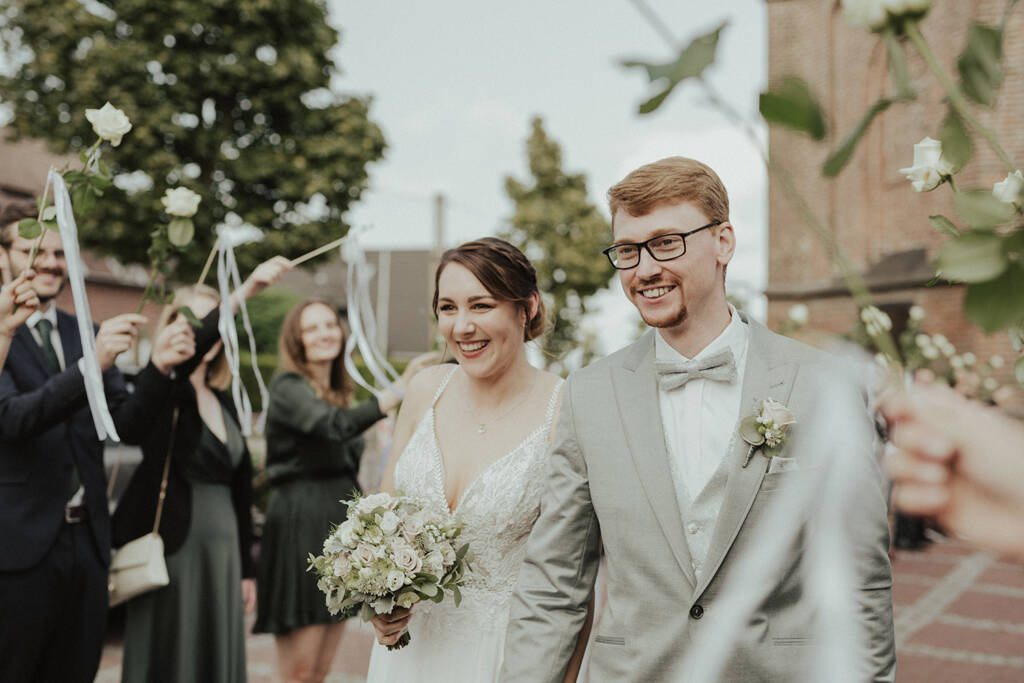 Auszug des Brautpaares aus der Kirche mit Spalier - Hochzeitsfotograf Krefeld
