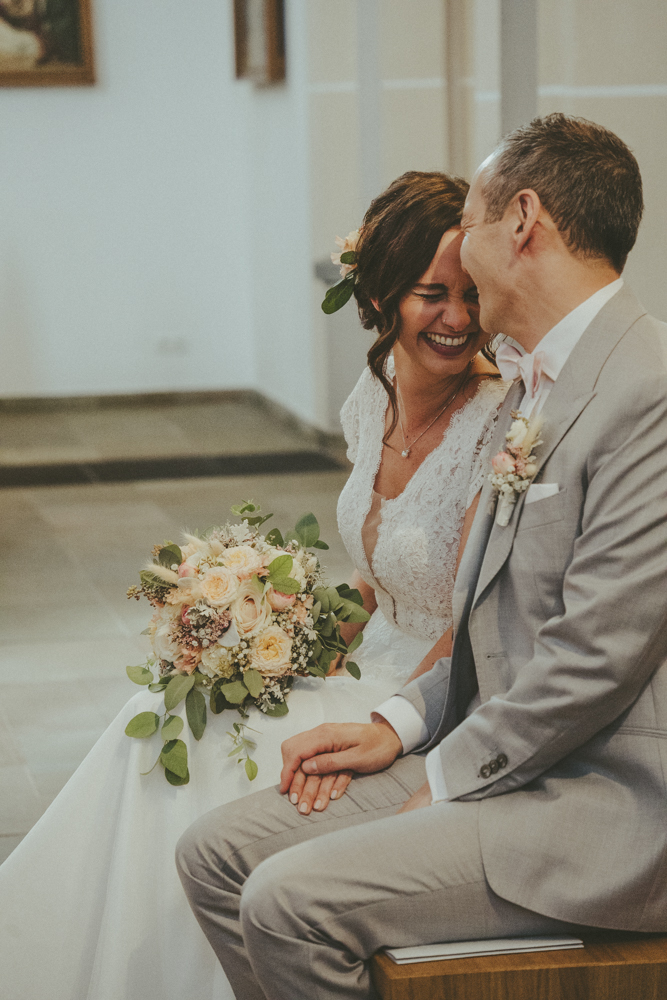 Emotionale Moment bei kirchlicher Trauung - Hochzeitsfotograf Krefeld