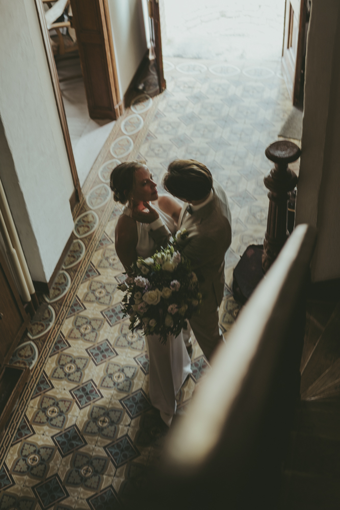 Brautpaar steht in altmodischem Flur elegant an der Treppe - Hochzeitsfotograf Krefeld