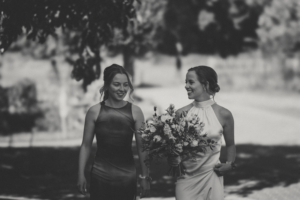 Braut zusammen mit Trauzeugin auf dem Weg zum First Look - Hochzeitsfotograf Krefeld