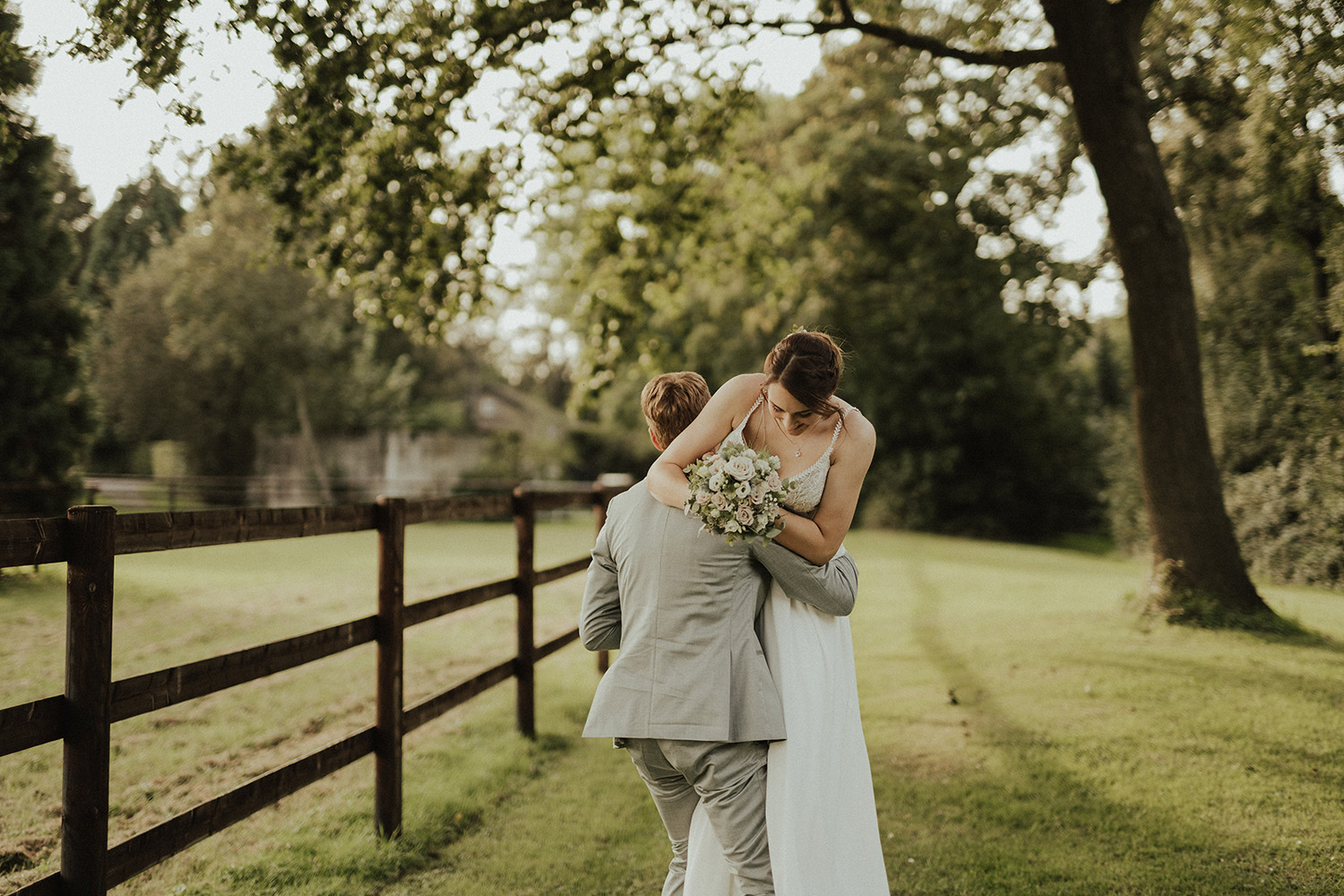 Bräutigam trägt Braut beim Brautpaarshooting davon - Hochzeitsfotograf Krefeld