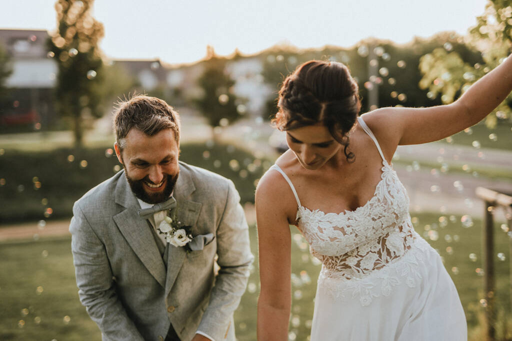 Brautpaarshooting mit Seifenblasen - Hochzeitsfotograf Moers