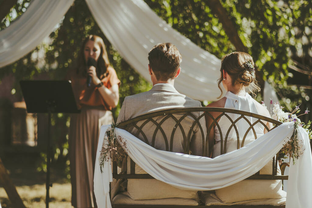 Brautpaar auf geschmückter Bank bei freier Trauung - Hochzeitsfotograf Rheinberg