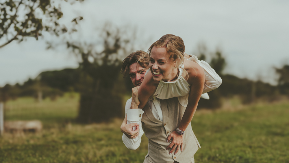 Brautpaar tanzt lachend unter freiem Himmel – Hochzeitsfotograf Kevelaer