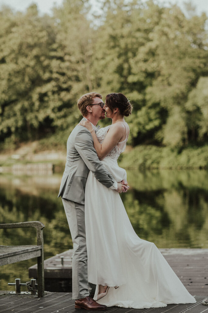 Brautpaar auf Steg bei Brautpaarshooting am See - Hochzeitsfotograf Kevelaer