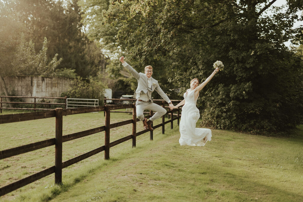 Brautpaar springt bei Brautpaarshooting in die Luft - Hochzeitsfotograf Kevelaer