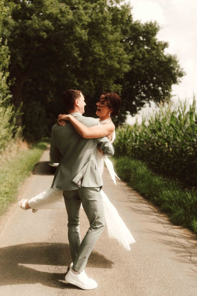 Brautpaarshooting mit Oldtimer als Hochzeitsauto - Hochzeitsfotograf Kevelaer