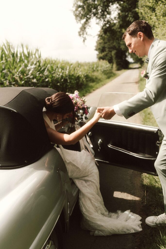 Brautpaarshooting mit Oldtimer als Hochzeitsauto - Hochzeitsfotograf Kevelaer