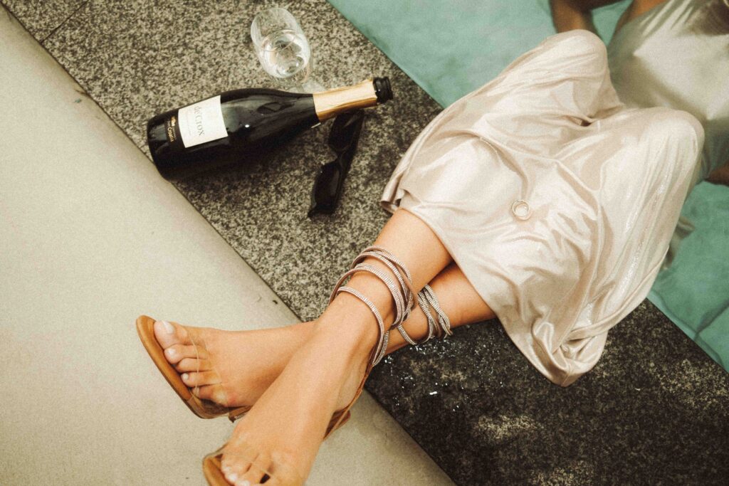 Poolshooting im Hochzeitskleid, Flatlay im Editorial Style